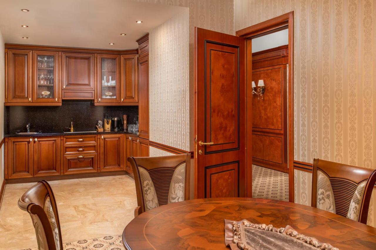 国家大酒店 耶烈万 外观 照片 Interior doors