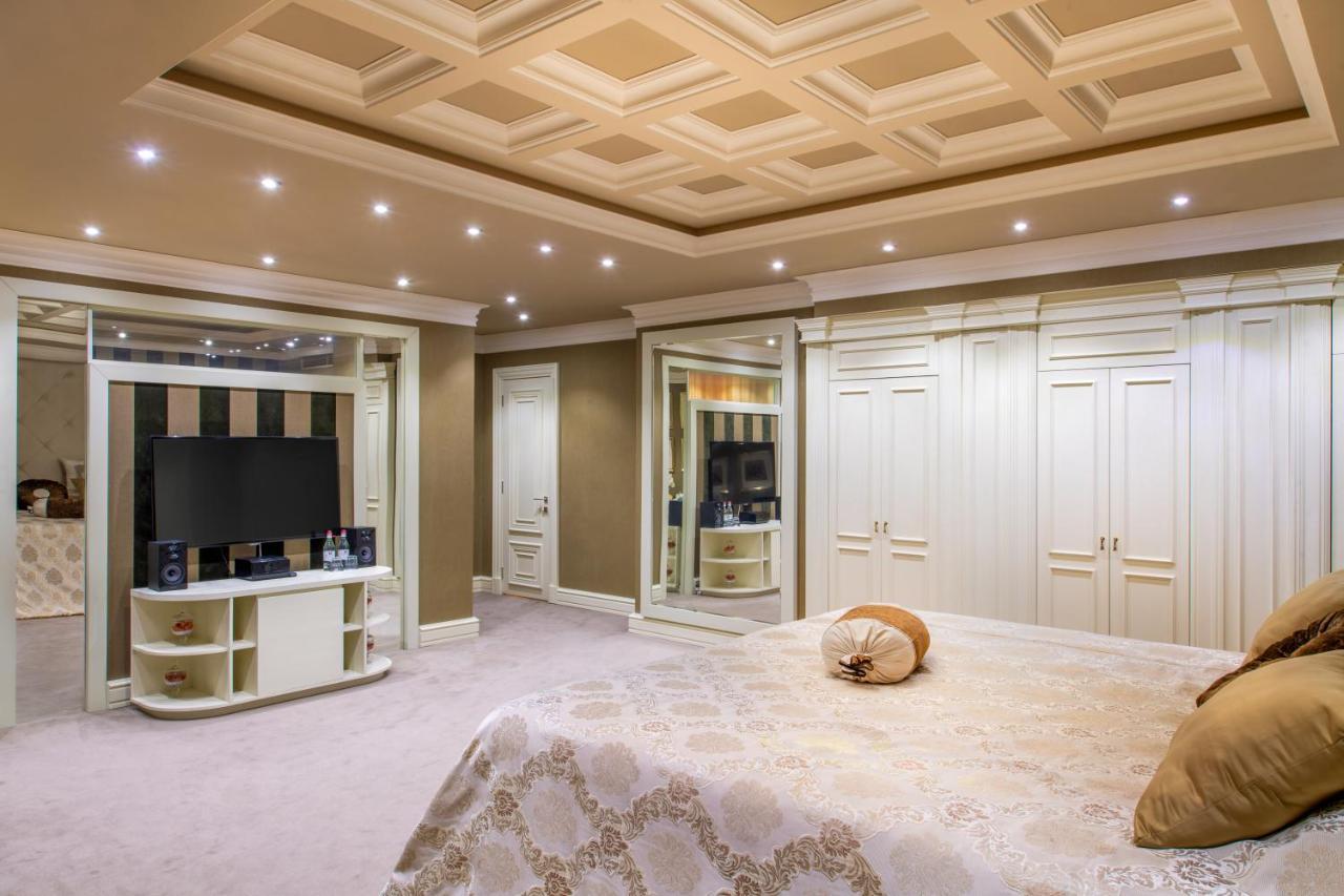 国家大酒店 耶烈万 外观 照片 A bedroom with a coffered ceiling