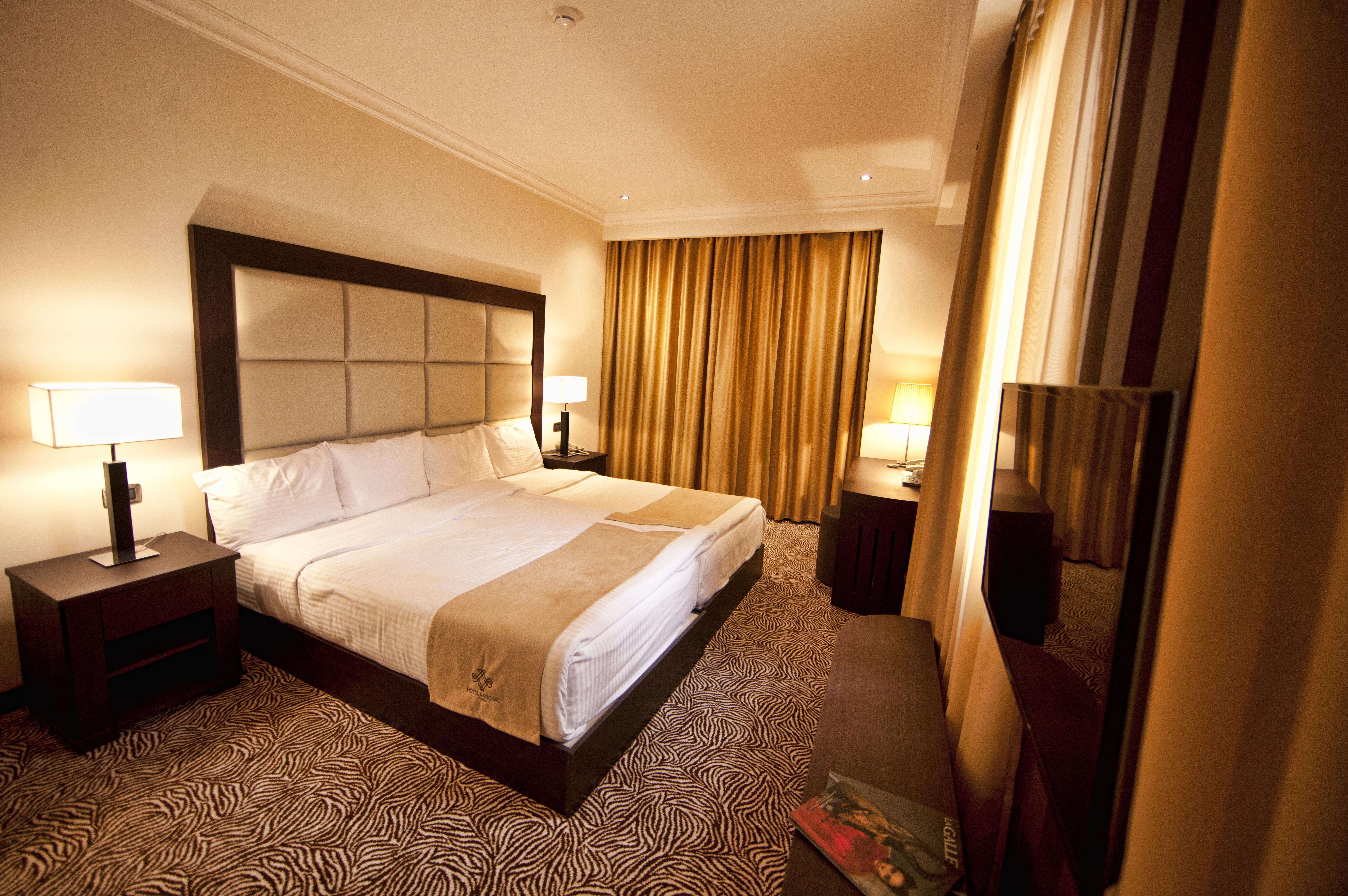 国家大酒店 耶烈万 外观 照片 A bedroom at the hotel