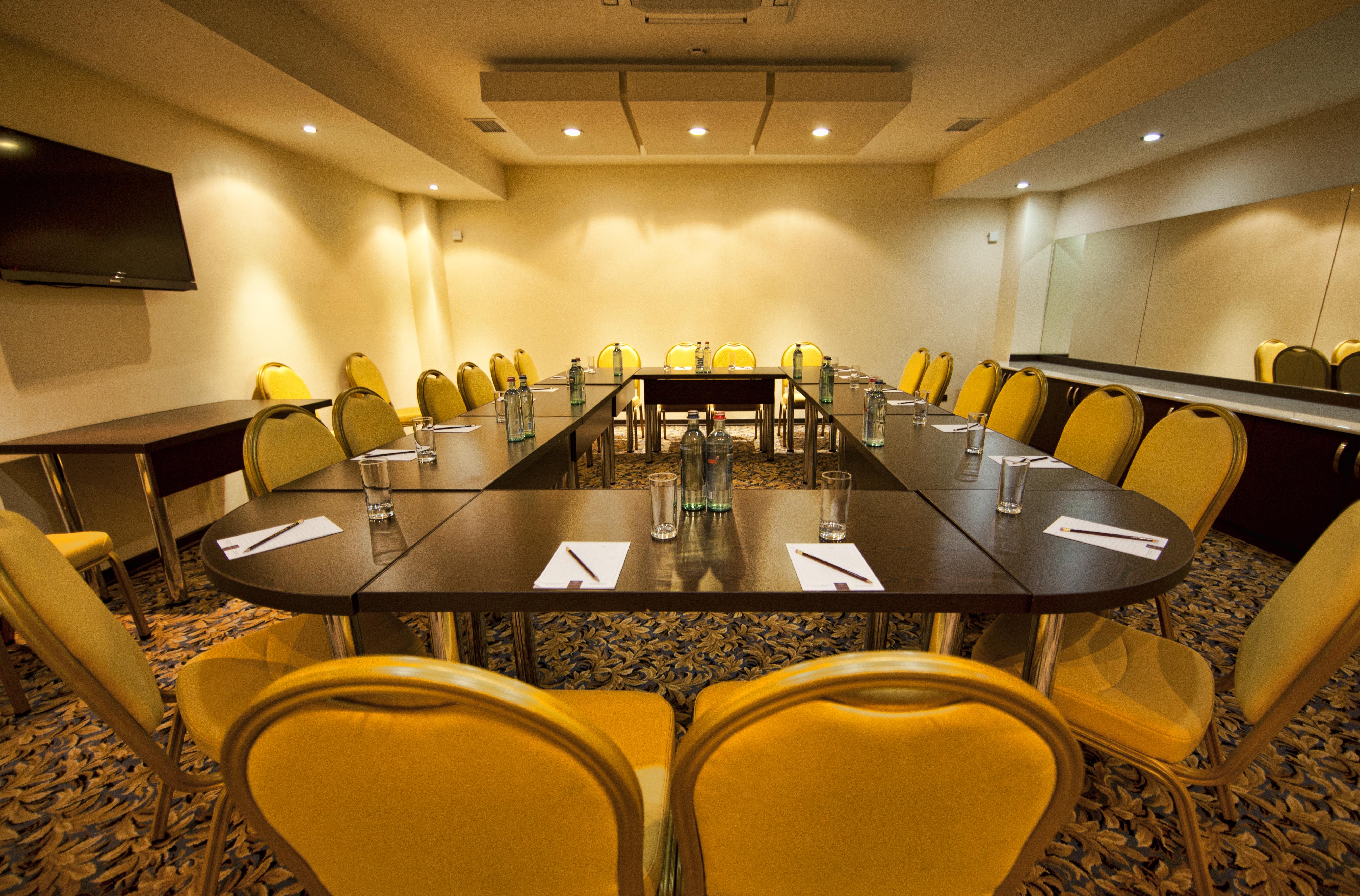 国家大酒店 耶烈万 外观 照片 Meeting room at the hotel