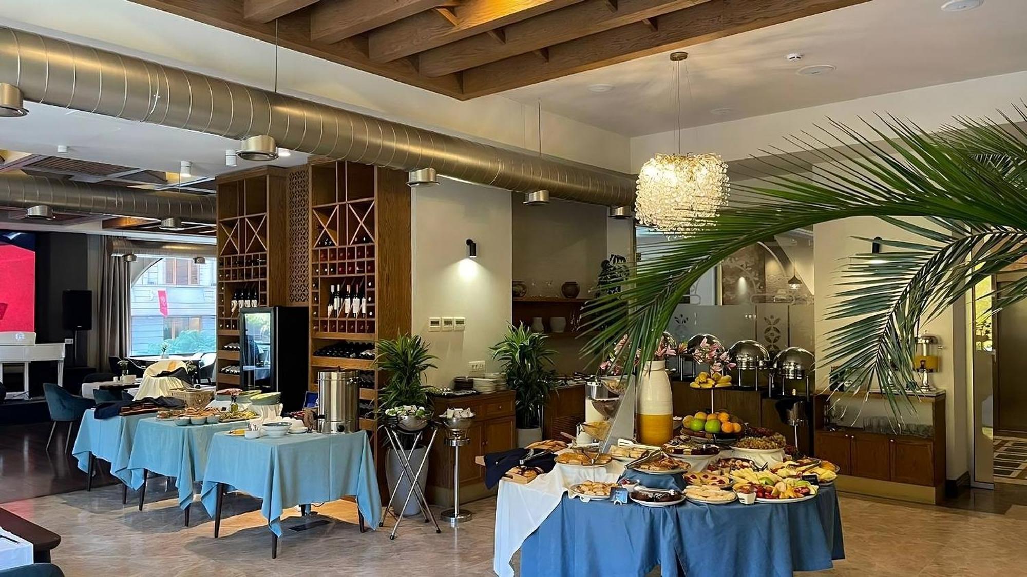 国家大酒店 耶烈万 外观 照片 The interior of the restaurant