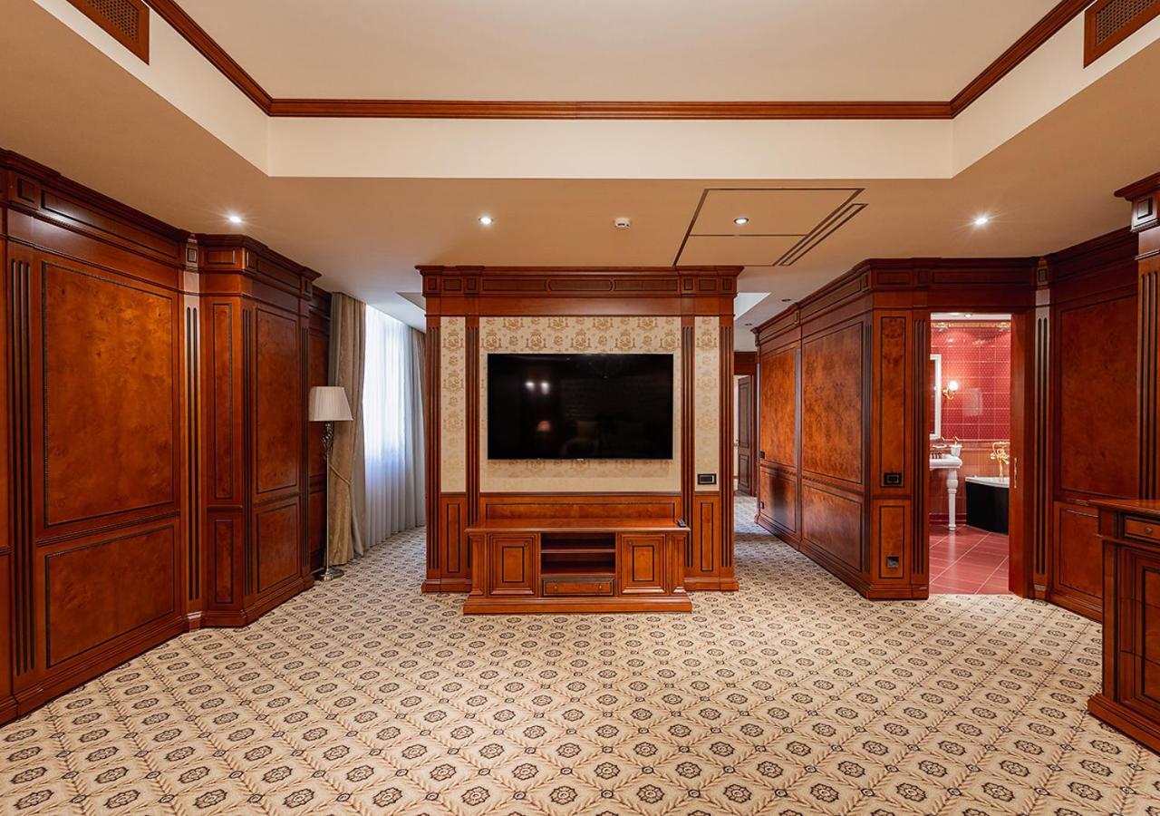 国家大酒店 耶烈万 外观 照片 A suite at the hotel