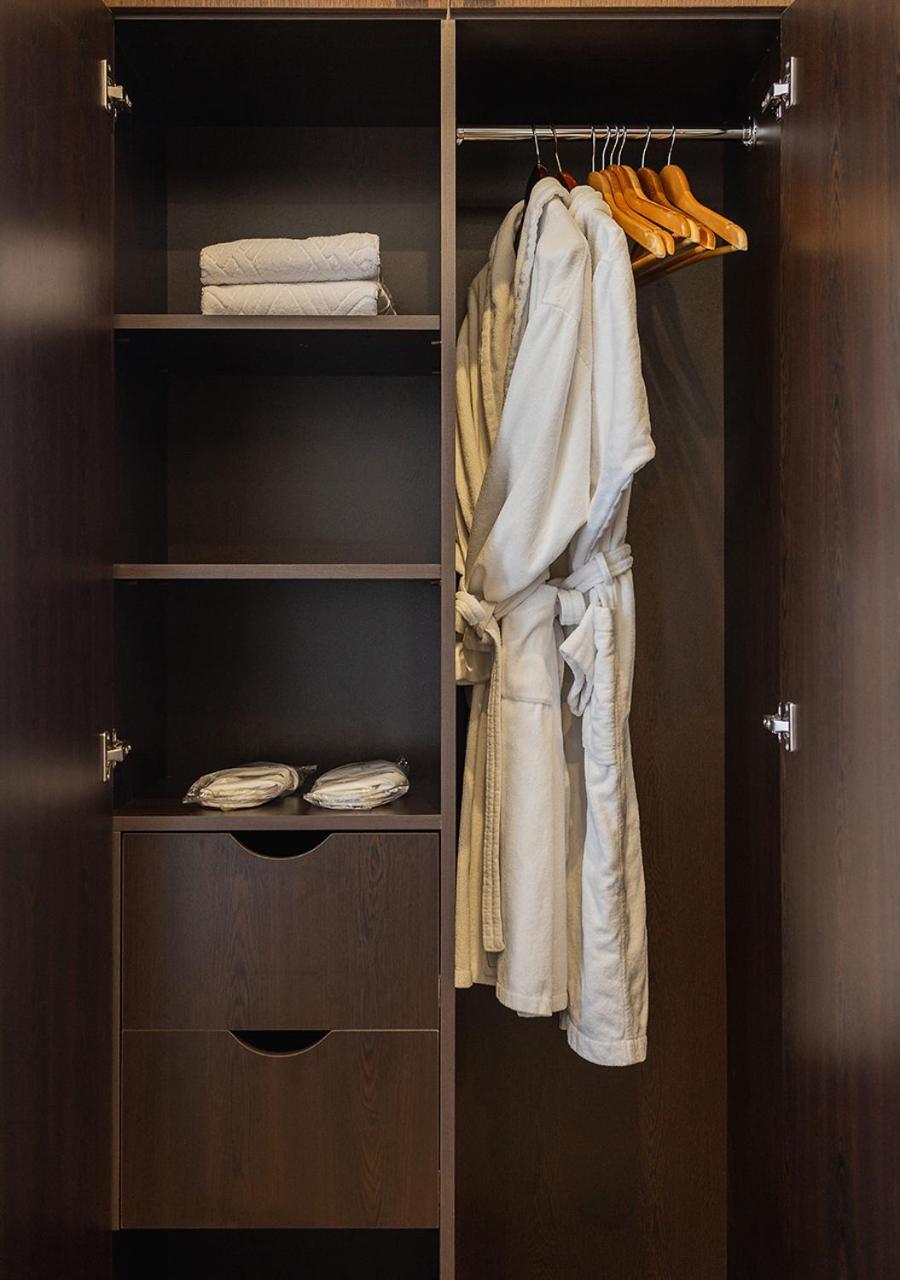 国家大酒店 耶烈万 外观 照片 A bathrobe hanging in a closet