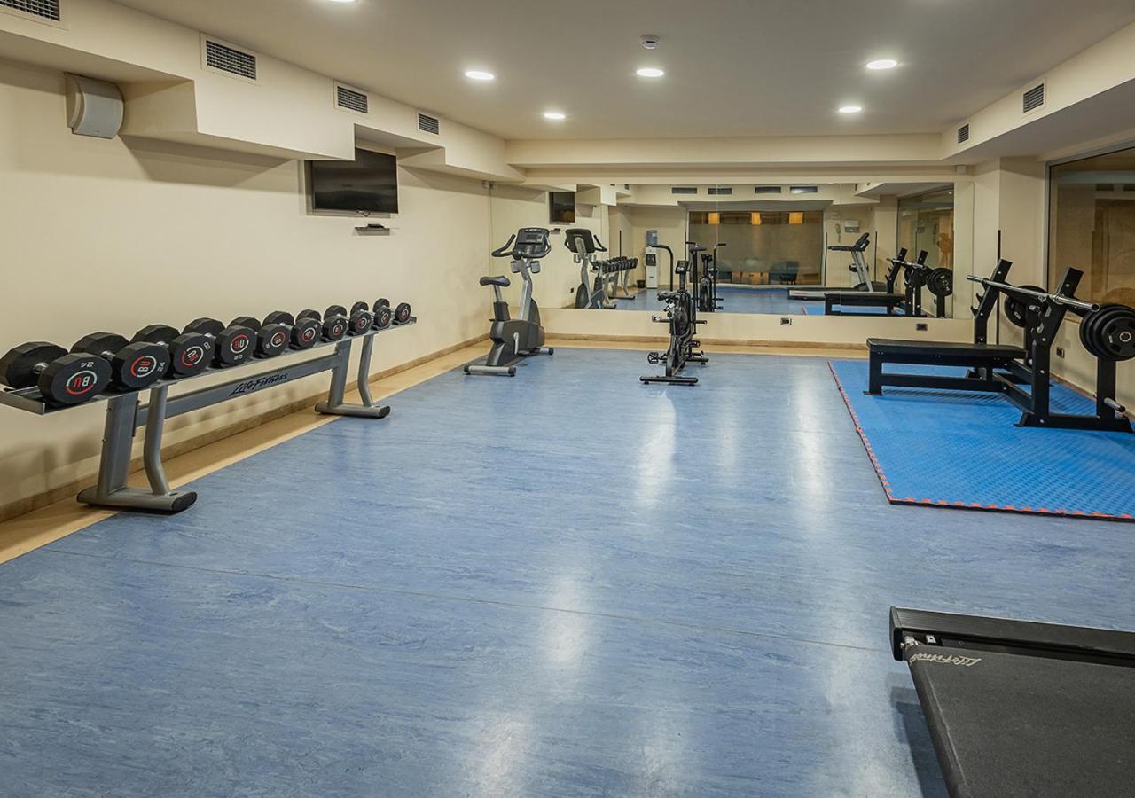 国家大酒店 耶烈万 外观 照片 The gym at the hotel