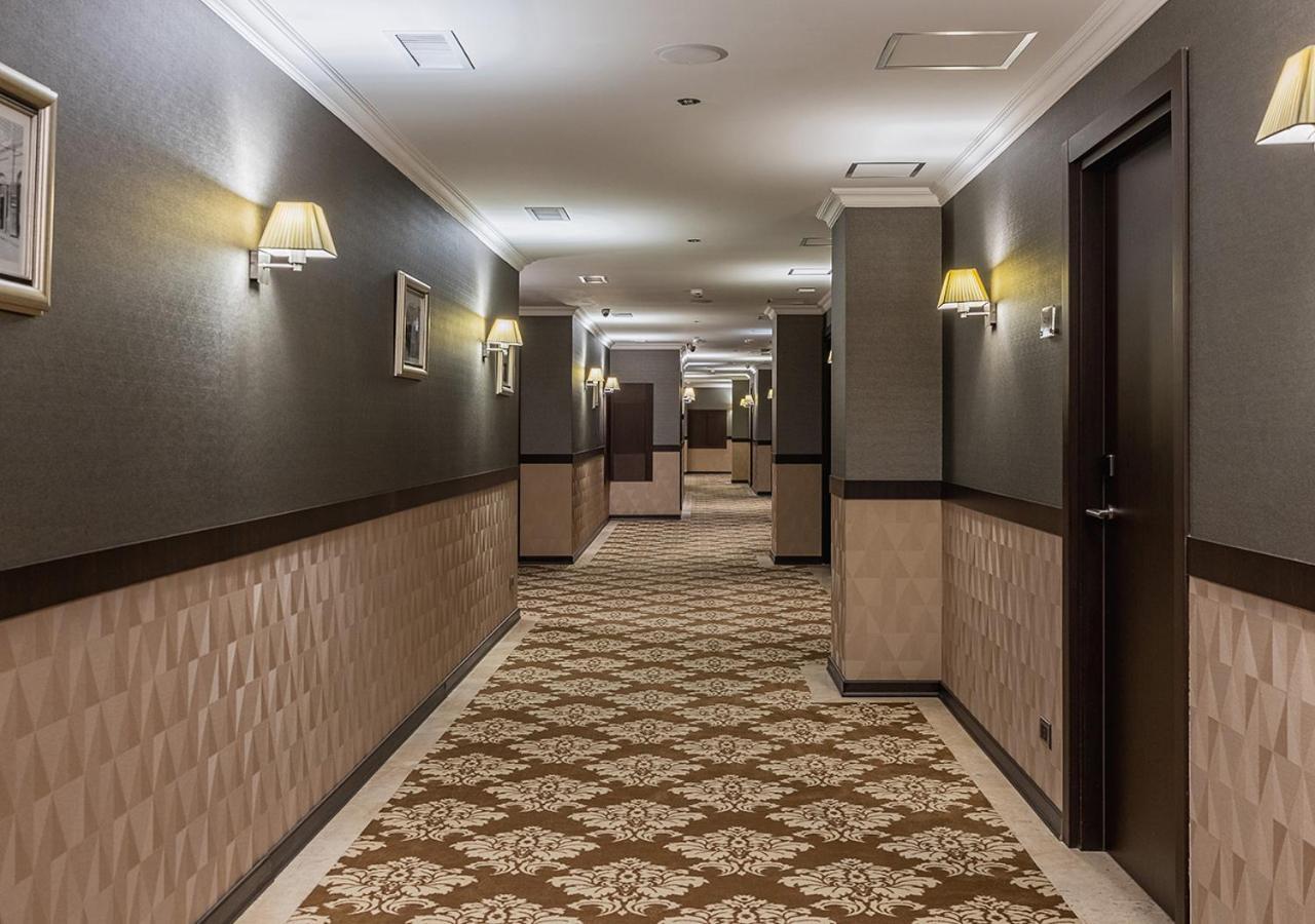 国家大酒店 耶烈万 外观 照片 A carpet in a hotel