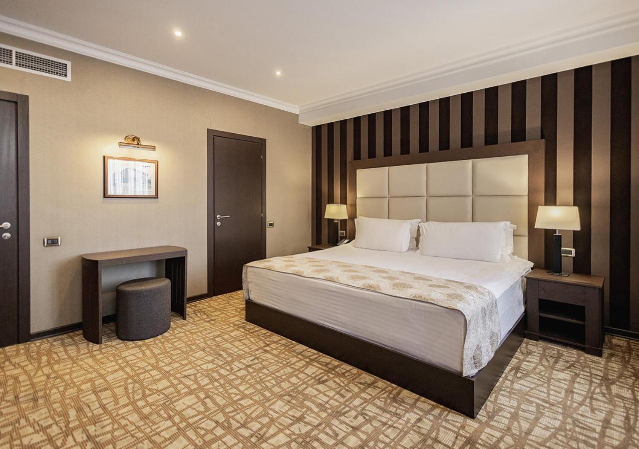 国家大酒店 耶烈万 外观 照片 A bedroom at the hotel