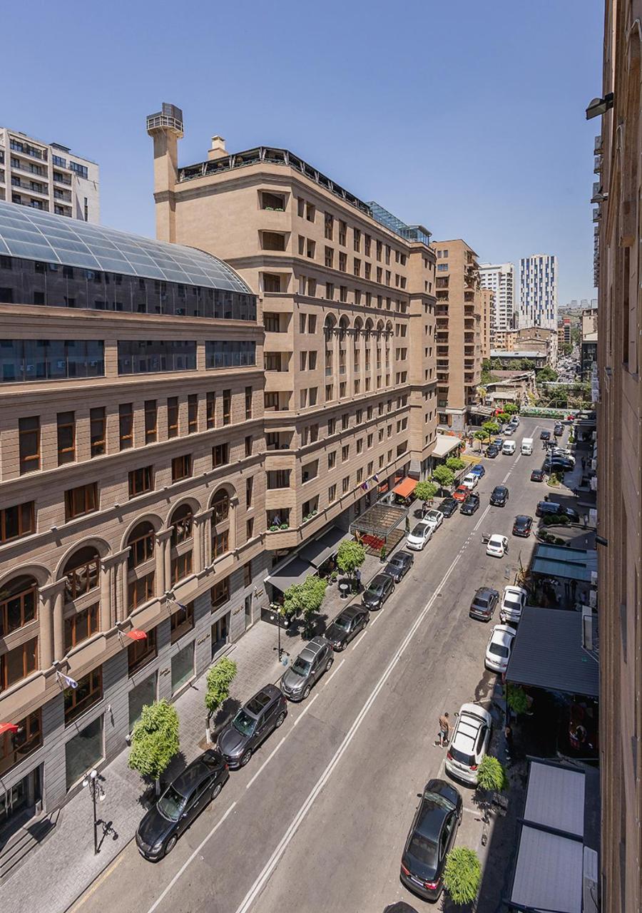 国家大酒店 耶烈万 外观 照片 The hotel in 2012