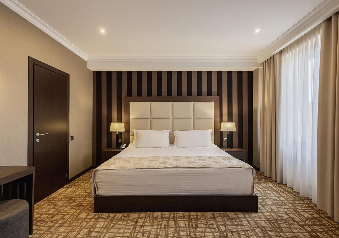 国家大酒店 耶烈万 外观 照片 A bedroom at the hotel