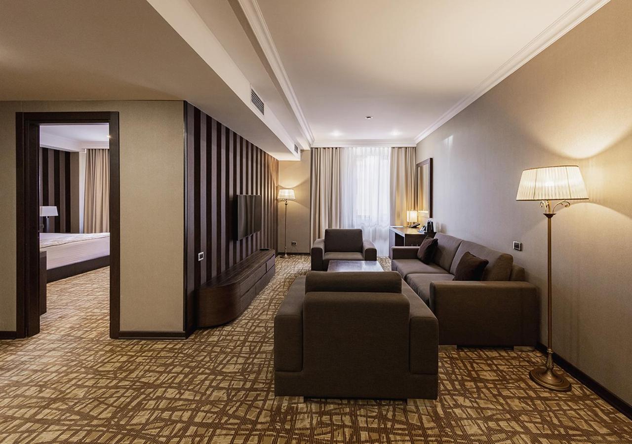 国家大酒店 耶烈万 外观 照片 Suite
