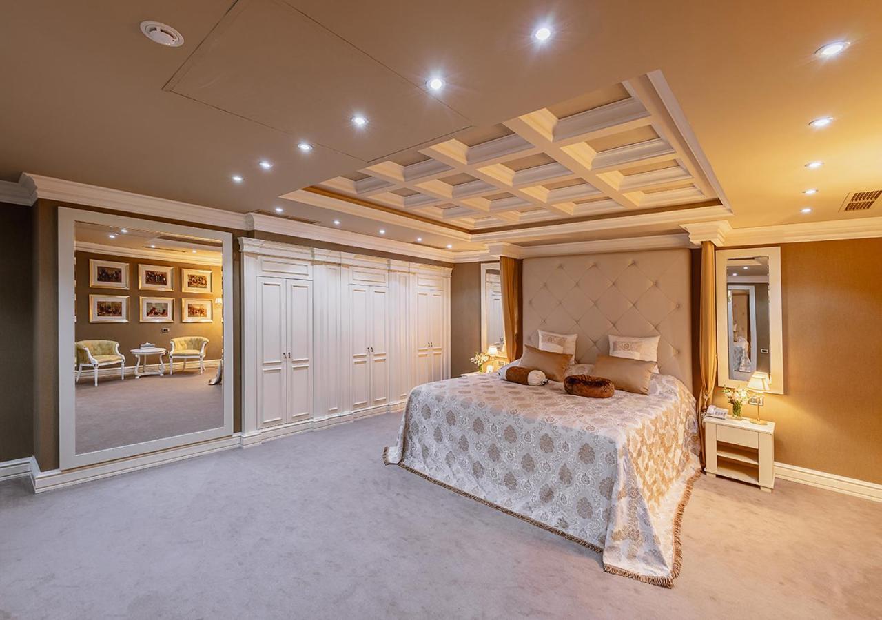 国家大酒店 耶烈万 外观 照片 A bedroom with a coffered ceiling