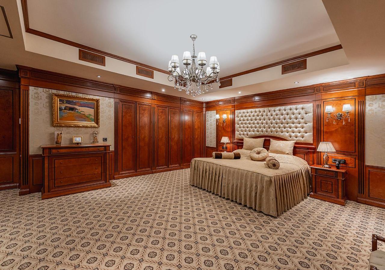 国家大酒店 耶烈万 外观 照片 A bedroom in the presidential suite