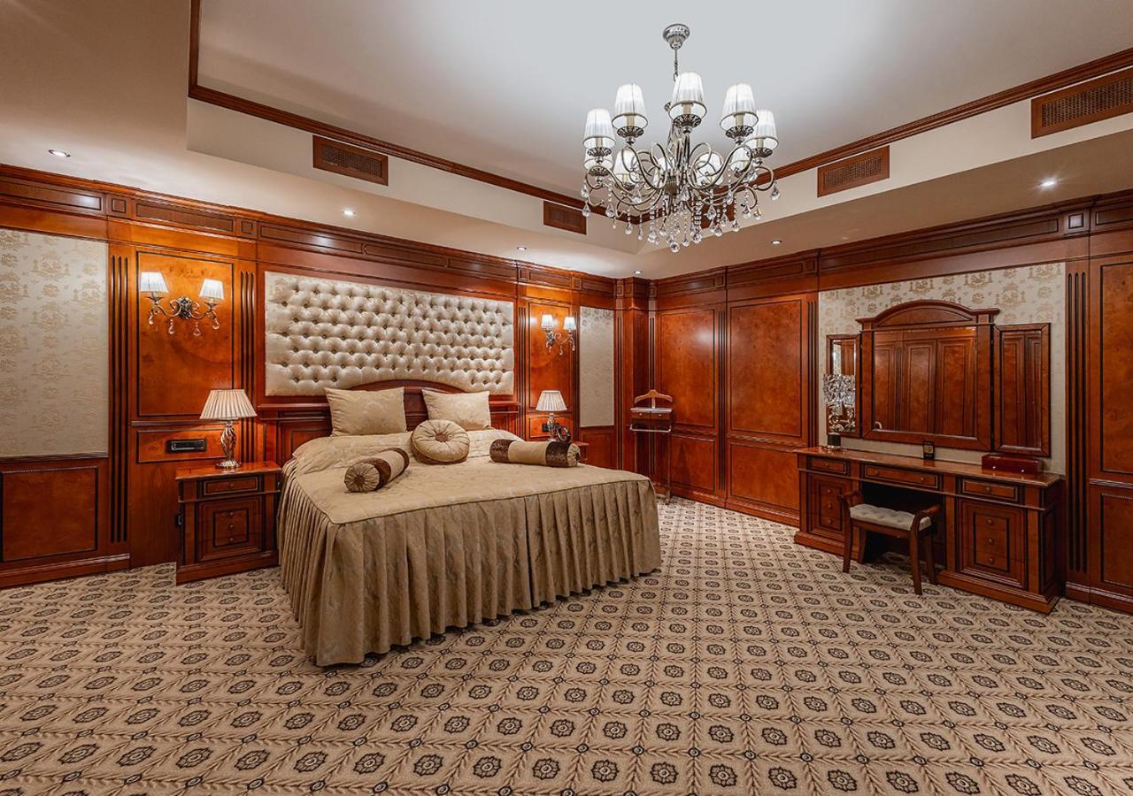 国家大酒店 耶烈万 外观 照片 A bedroom in the hotel