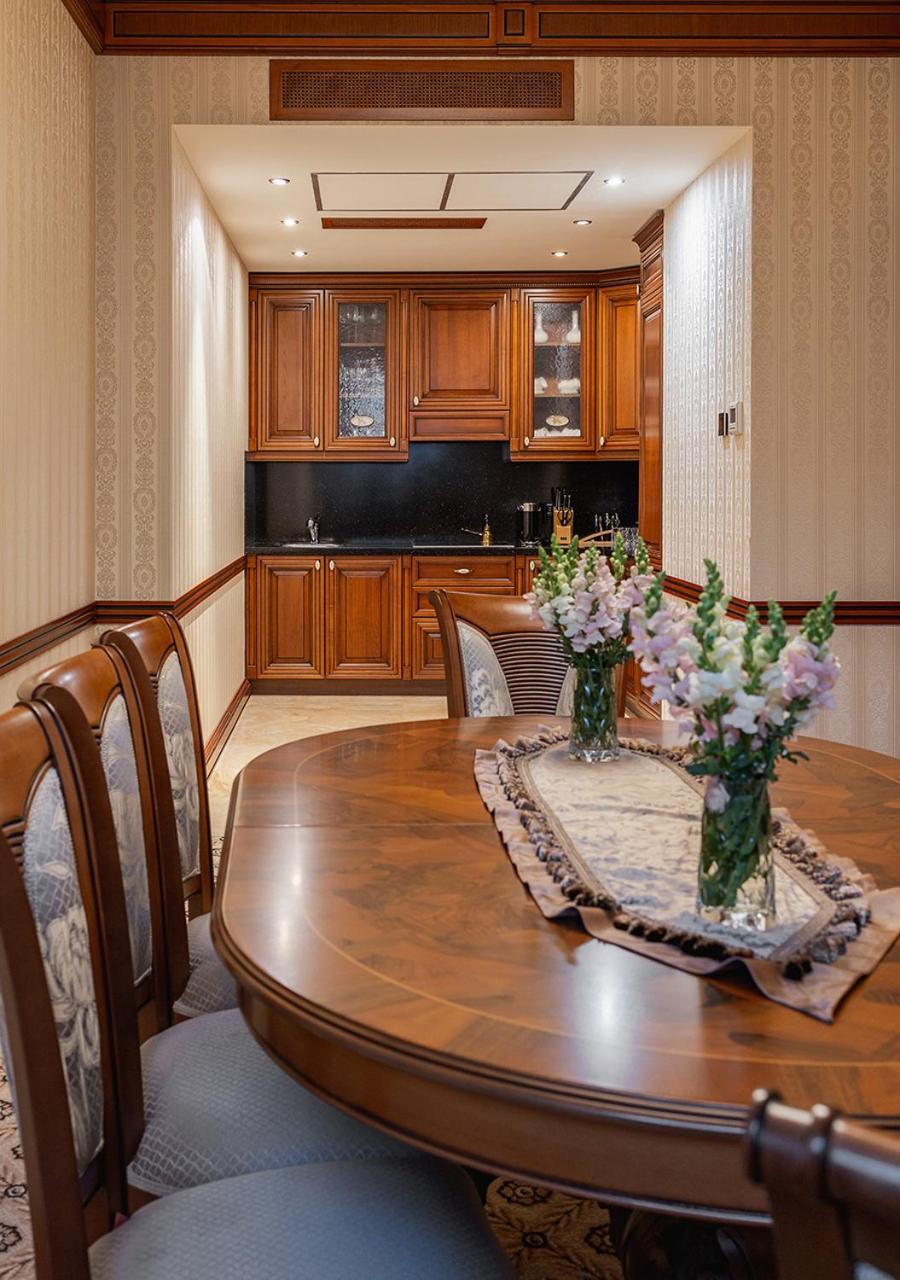 国家大酒店 耶烈万 外观 照片 A wet bar in a private home