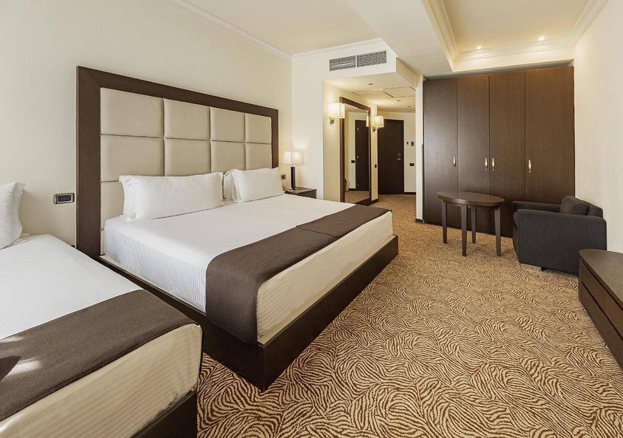 国家大酒店 耶烈万 外观 照片 A room at the hotel