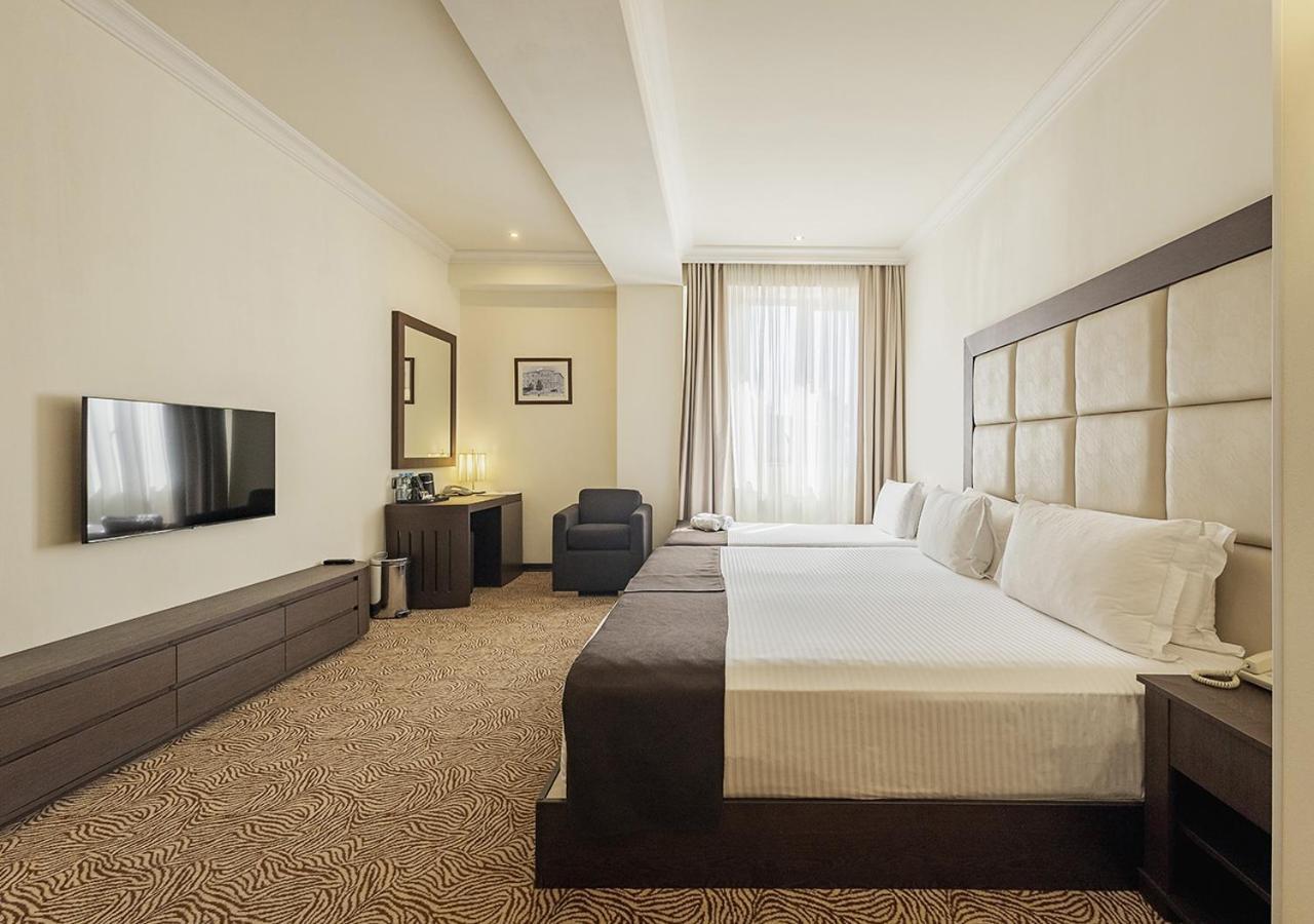 国家大酒店 耶烈万 外观 照片 A room at the hotel
