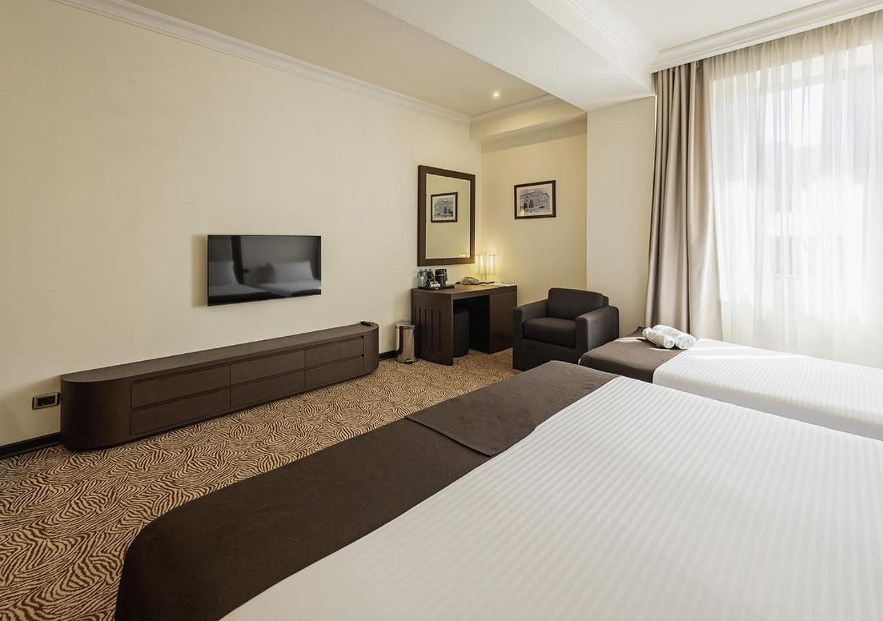 国家大酒店 耶烈万 外观 照片 A room at the hotel
