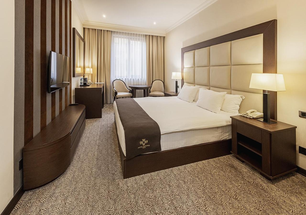 国家大酒店 耶烈万 外观 照片 A room at the hotel