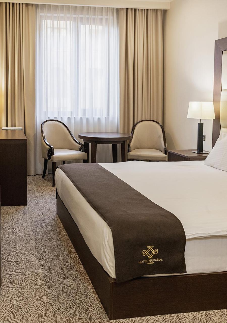 国家大酒店 耶烈万 外观 照片 A room at the hotel