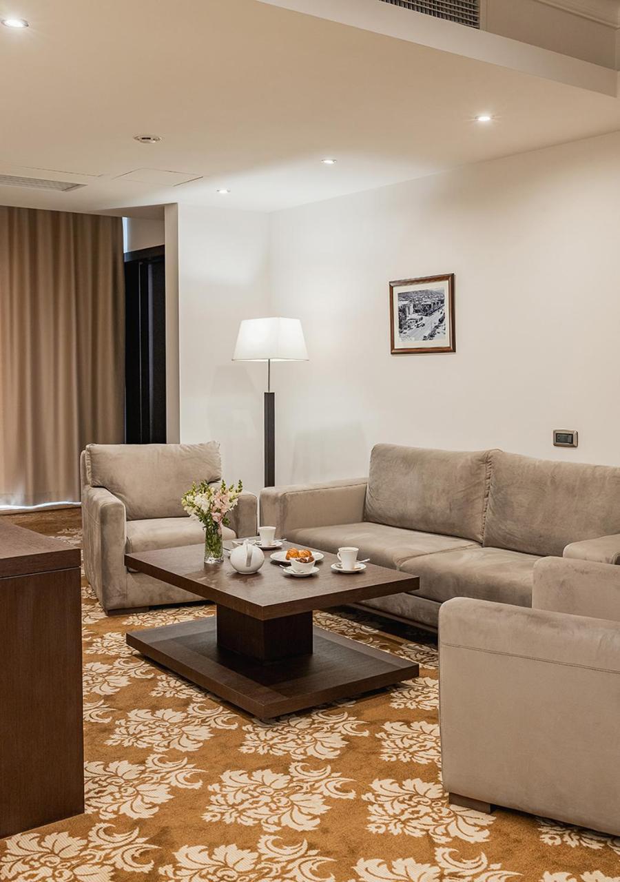 国家大酒店 耶烈万 外观 照片 A living room in a hotel suite
