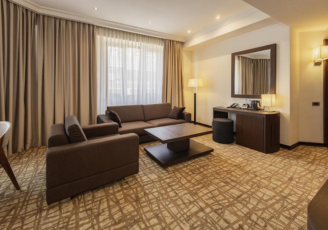 国家大酒店 耶烈万 外观 照片 A living room in a hotel suite