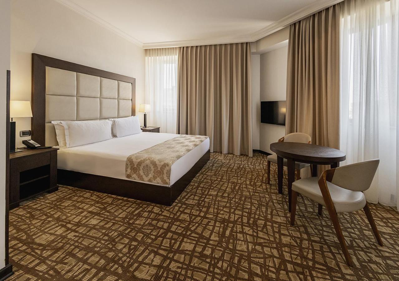 国家大酒店 耶烈万 外观 照片 A room at the hotel