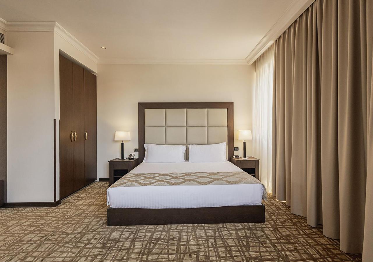 国家大酒店 耶烈万 客房 照片 A bedroom at the hotel