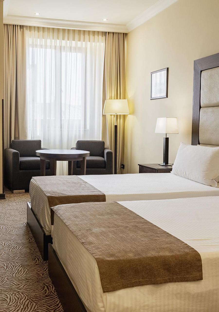 国家大酒店 耶烈万 外观 照片 A room at the hotel
