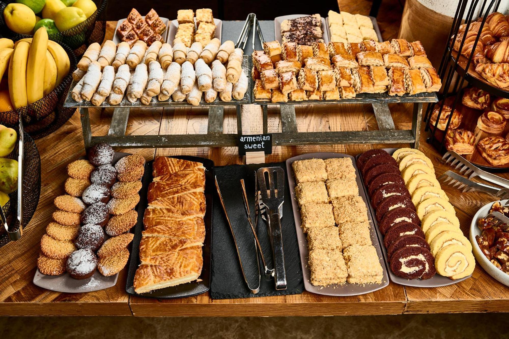 国家大酒店 耶烈万 外观 照片 A selection of Dutch sweets
