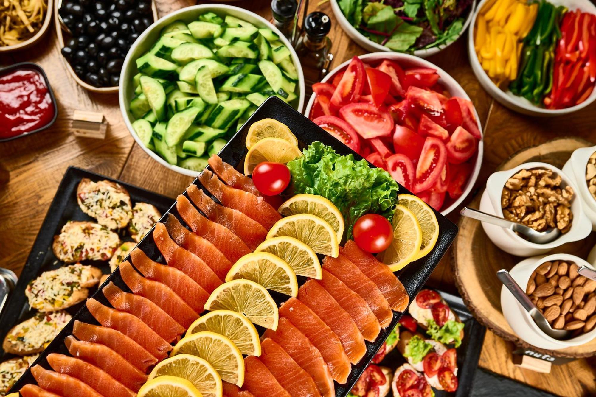 国家大酒店 耶烈万 外观 照片 A buffet with a selection of cold cuts