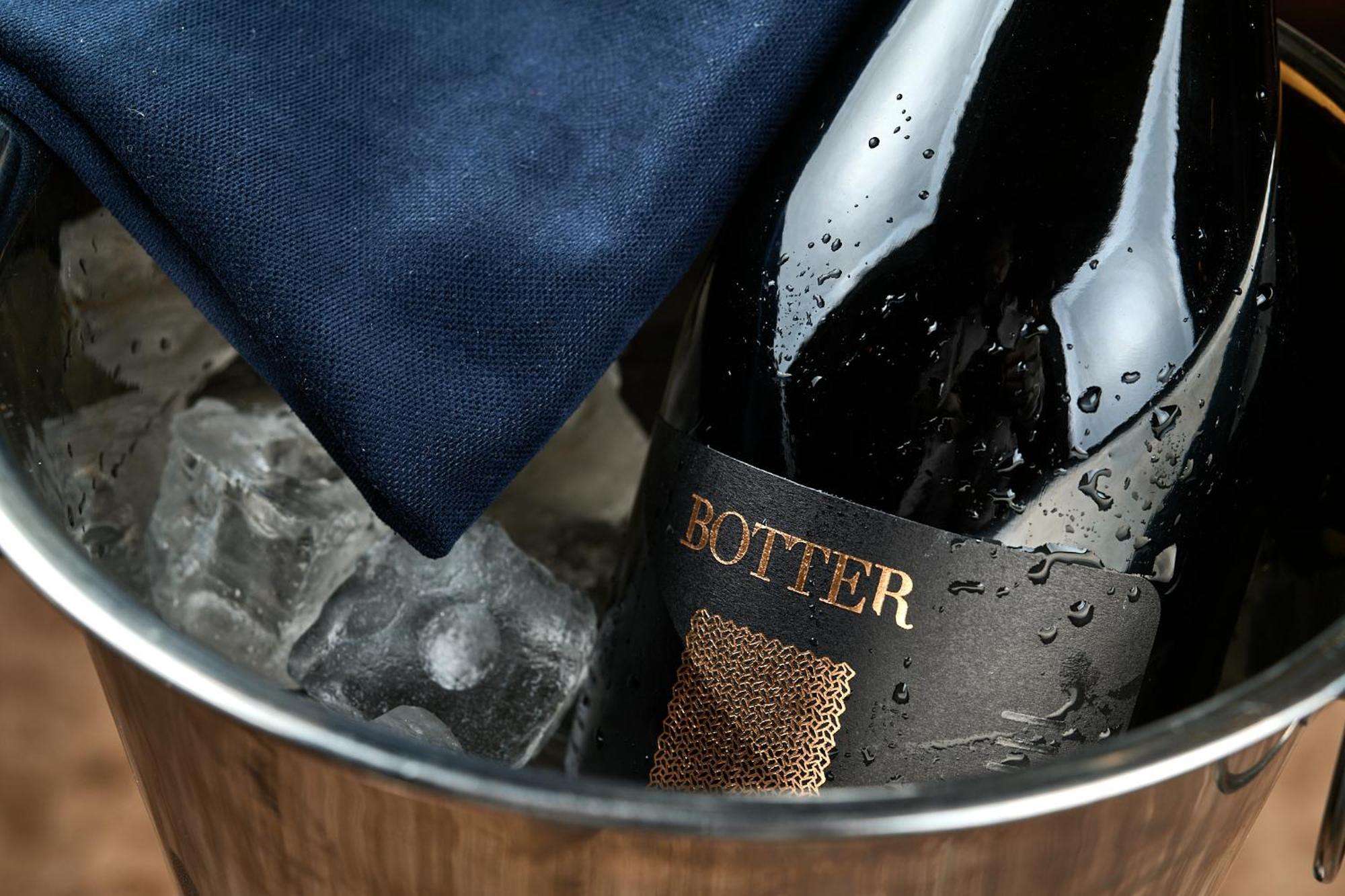 国家大酒店 耶烈万 外观 照片 Champagne in a cooler