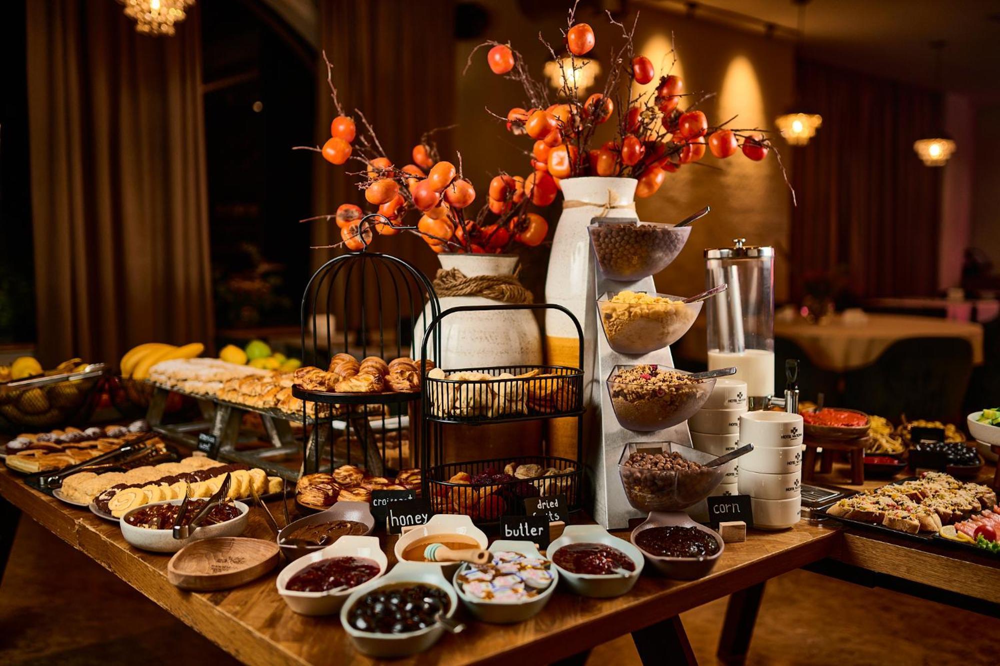 国家大酒店 耶烈万 外观 照片 A dessert buffet