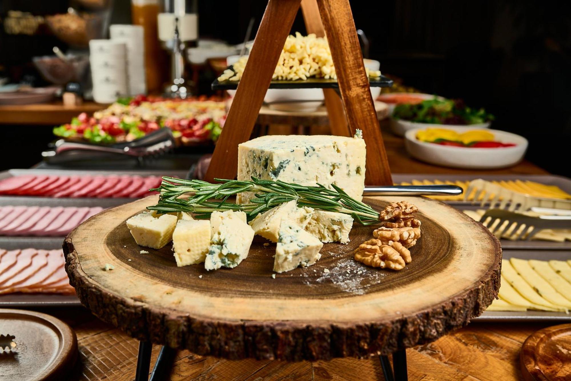 国家大酒店 耶烈万 外观 照片 Cheese platter